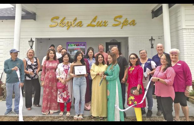 Ribbon cutting at Skyla Lux Spa with Connie Bradshaw and Jean Frankovitch of the Pittsburg Chamber of Commerce, Salina Dollinger, Lynn Dong, Amy Hua, Skyla Bui, and several of their family and friends.